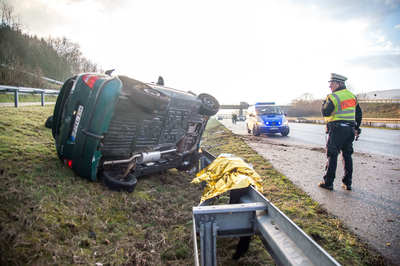 Ebersbach: Mercedes uebersieht Mercedes und landet im Graben